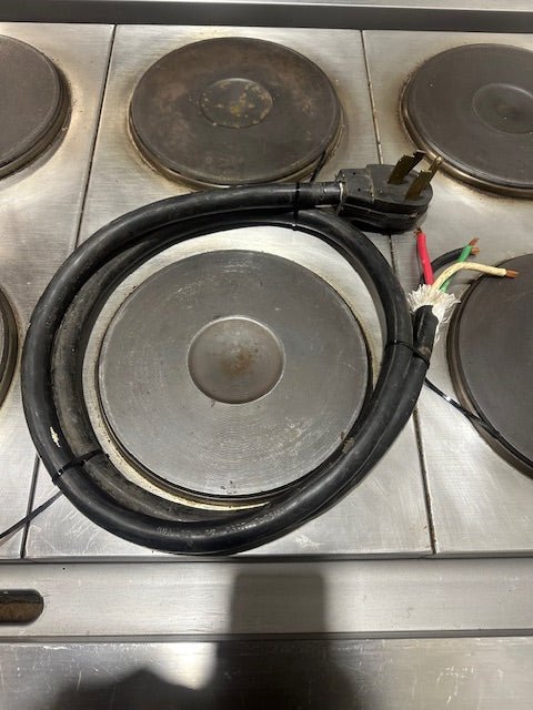"HOBART CR43" 6 BURNERS DUAL PHASE ELECTRIC STOVE/RANGE W/OVEN AND 2 DRIP TRAYS ON CASTERS - Second Life - Equipment - collection_name