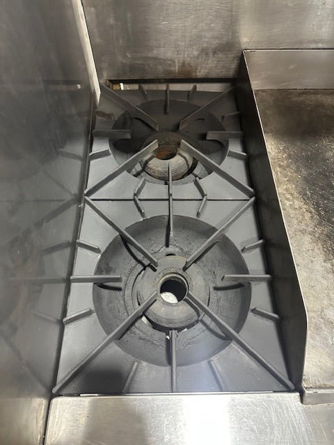 "HOBART" NATURAL GAS 2 BURNER RANGE WITH OVEN AND 24 INCH GRIDDLE - Second Life - Equipment - collection_name