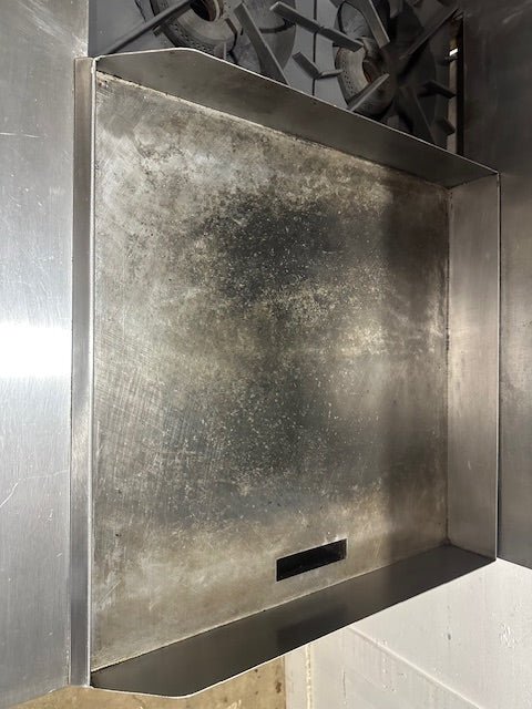 "HOBART" NATURAL GAS 2 BURNER RANGE WITH OVEN AND 24 INCH GRIDDLE - Second Life - Equipment - collection_name
