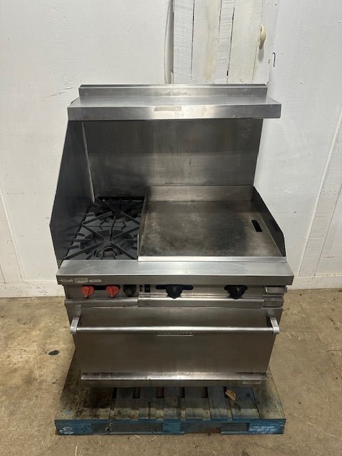 "HOBART" NATURAL GAS 2 BURNER RANGE WITH OVEN AND 24 INCH GRIDDLE - Second Life - Equipment - collection_name