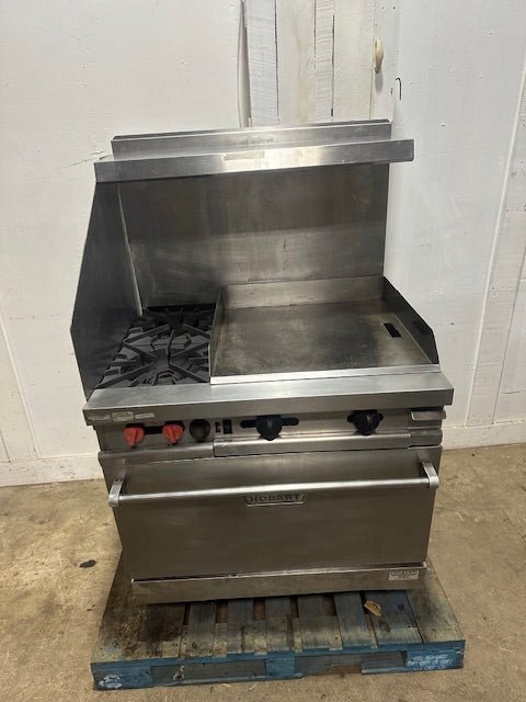 "HOBART" NATURAL GAS 2 BURNER RANGE WITH OVEN AND 24 INCH GRIDDLE - Second Life - Equipment - collection_name