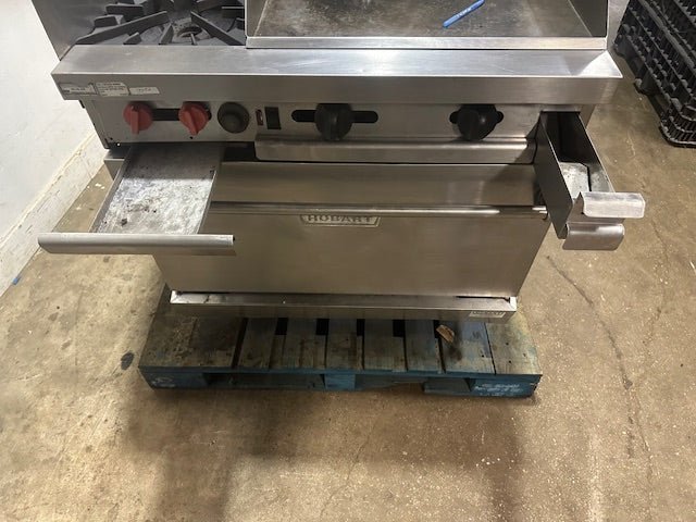 "HOBART" NATURAL GAS 2 BURNER RANGE WITH OVEN AND 24 INCH GRIDDLE - Second Life - Equipment - collection_name