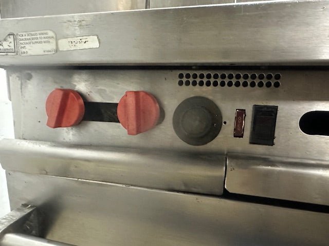 "HOBART" NATURAL GAS 2 BURNER RANGE WITH OVEN AND 24 INCH GRIDDLE - Second Life - Equipment - collection_name