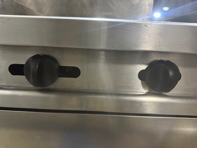 "HOBART" NATURAL GAS 2 BURNER RANGE WITH OVEN AND 24 INCH GRIDDLE - Second Life - Equipment - collection_name