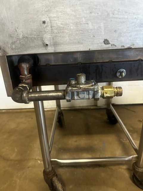 "JADE JMRH-41A" H.D COMMERCIAL N GAS 4 BURNER STOVE ON CASTER, 3,5000 BTU/HR - Second Life-Equipment-collection_name
