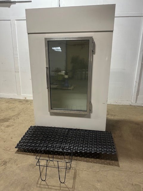 "LEER 401UC33MG - F" 115V COMMERCIAL GLASS DOOR REFRIGERATOR /ICE MERCHANDISER - Second Life - Equipment - collection_name