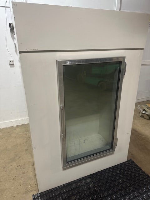 "LEER 401UC33MG - F" 115V COMMERCIAL GLASS DOOR REFRIGERATOR /ICE MERCHANDISER - Second Life - Equipment - collection_name