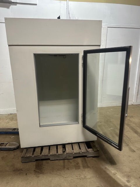 "LEER 401UC33MG - F" 115V COMMERCIAL GLASS DOOR REFRIGERATOR /ICE MERCHANDISER - Second Life - Equipment - collection_name