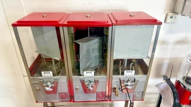 LOT OF 11, 7 x OAK and 4 x LYPC Gumball Candy Vending machine ON STAND WITH KEYS AND EXTRA PARTS. - Second Life - Equipment - collection_name
