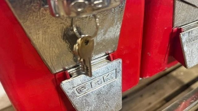 LOT OF 11, 7 x OAK and 4 x LYPC Gumball Candy Vending machine ON STAND WITH KEYS AND EXTRA PARTS. - Second Life - Equipment - collection_name