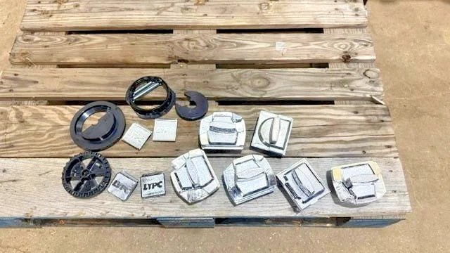 LOT OF 11, 7 x OAK and 4 x LYPC Gumball Candy Vending machine ON STAND WITH KEYS AND EXTRA PARTS. - Second Life - Equipment - collection_name
