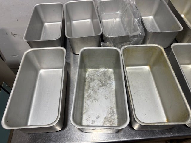 Lot of 11* Vollrath 5435 Wear - Ever 5lb Seamless Anodized Aluminum Bread Loaf pan - Second Life - Equipment - collection_name
