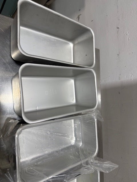Lot of 11* Vollrath 5435 Wear - Ever 5lb Seamless Anodized Aluminum Bread Loaf pan - Second Life - Equipment - collection_name
