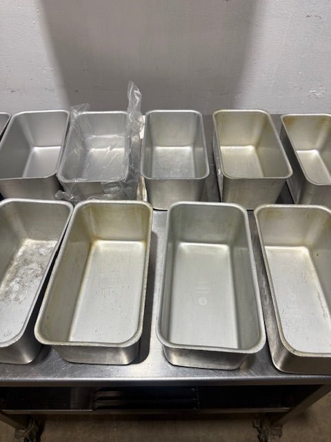 Lot of 11* Vollrath 5435 Wear - Ever 5lb Seamless Anodized Aluminum Bread Loaf pan - Second Life - Equipment - collection_name