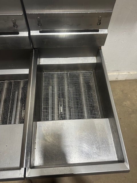 LOT OF 2*PITCO MODEL 35C+ 40D N GAS COMMERCIAL DEEP FRYER ON CASTER 35 40LBS - Second Life - Equipment - collection_name