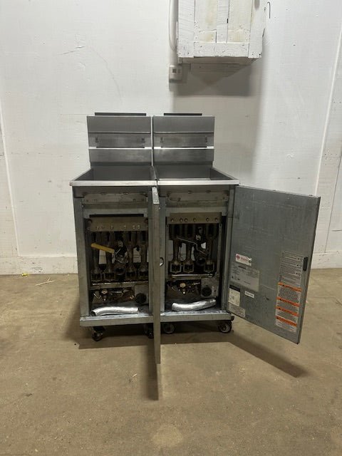 LOT OF 2*PITCO MODEL 35C+ 40D N GAS COMMERCIAL DEEP FRYER ON CASTER 35 40LBS - Second Life - Equipment - collection_name