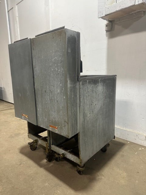LOT OF 2*PITCO MODEL 35C+ 40D N GAS COMMERCIAL DEEP FRYER ON CASTER 35 40LBS - Second Life - Equipment - collection_name