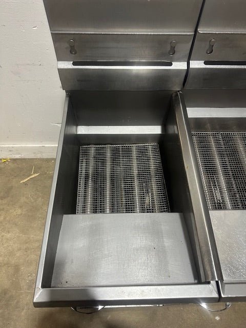 LOT OF 2*PITCO MODEL 35C+ 40D N GAS COMMERCIAL DEEP FRYER ON CASTER 35 40LBS - Second Life - Equipment - collection_name