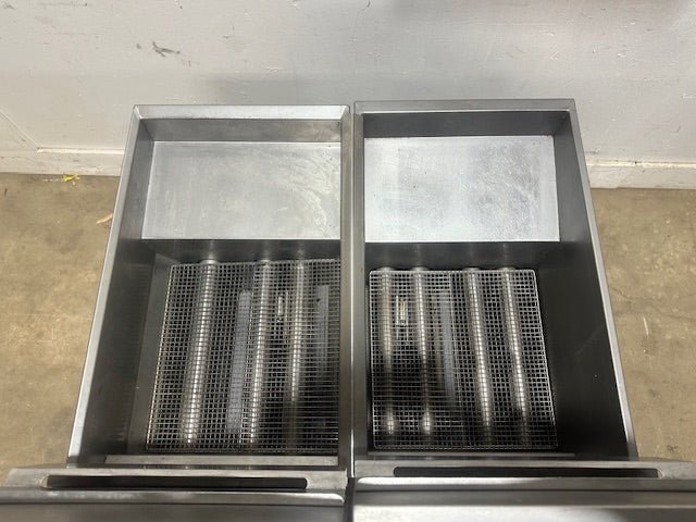 LOT OF 2*PITCO MODEL 35C+ 40D N GAS COMMERCIAL DEEP FRYER ON CASTER 35 40LBS - Second Life - Equipment - collection_name