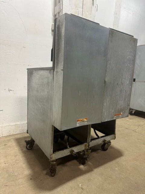 LOT OF 2*PITCO MODEL 35C+ 40D N GAS COMMERCIAL DEEP FRYER ON CASTER 35 40LBS - Second Life - Equipment - collection_name