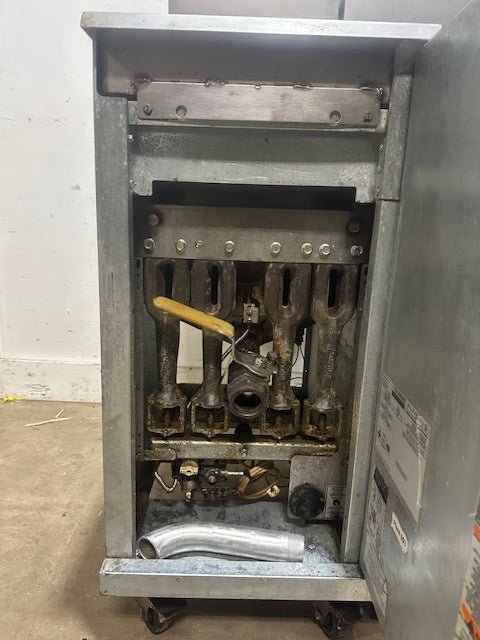 LOT OF 2*PITCO MODEL 35C+ 40D N GAS COMMERCIAL DEEP FRYER ON CASTER 35 40LBS - Second Life - Equipment - collection_name
