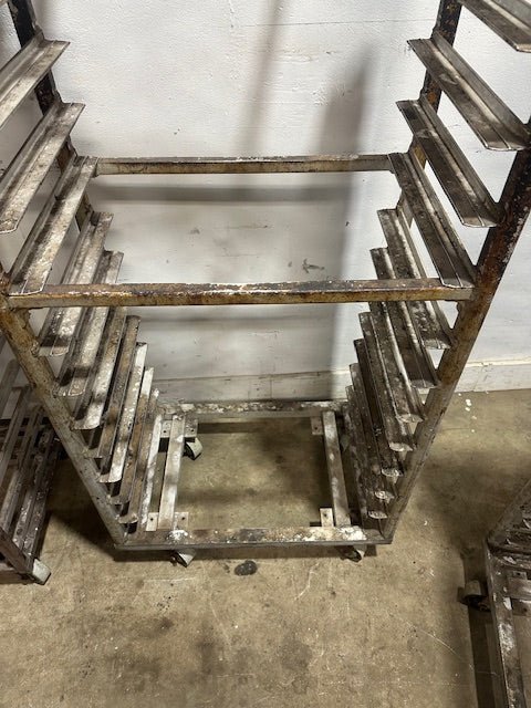 LOT OF 4 OVEN BAKING SHEETS PAN RACKS 4" SPACE, 15 TIER RACKS, CERAMIC WHEEL - Second Life - Equipment - collection_name