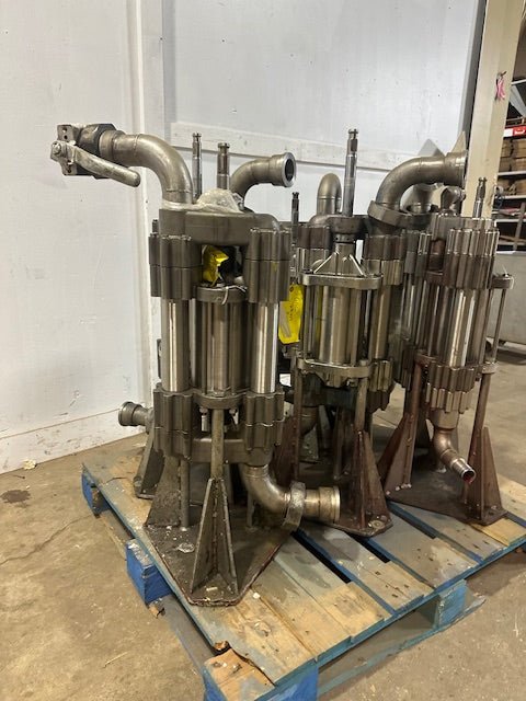 LOT OF 6 INDUSTRIAL GRACO 218 - 524 STAINLESS STEEL DISPLACEMENT PUMPS - Second Life - Equipment - collection_name