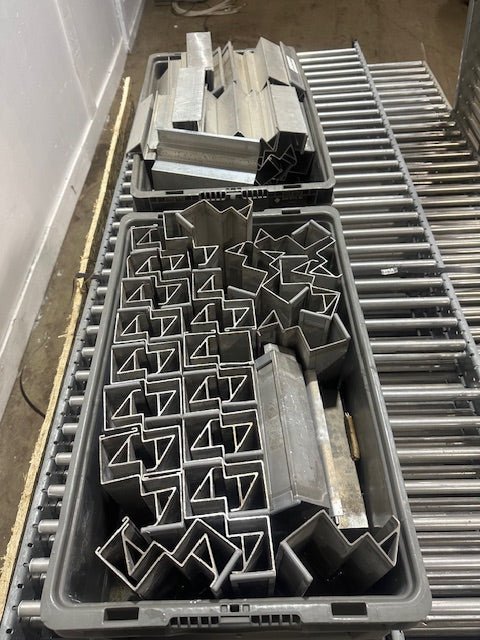 LOT OF 61*UNEX SPAN TRACK 9.5"x89"GRAVITY ROLLER FLOW RACK CONVEYOR W/63 ADAPTERS - Second Life - Equipment - collection_name