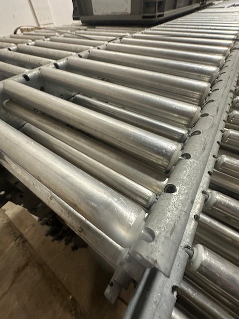 LOT OF 61*UNEX SPAN TRACK 9.5"x89"GRAVITY ROLLER FLOW RACK CONVEYOR W/63 ADAPTERS - Second Life - Equipment - collection_name
