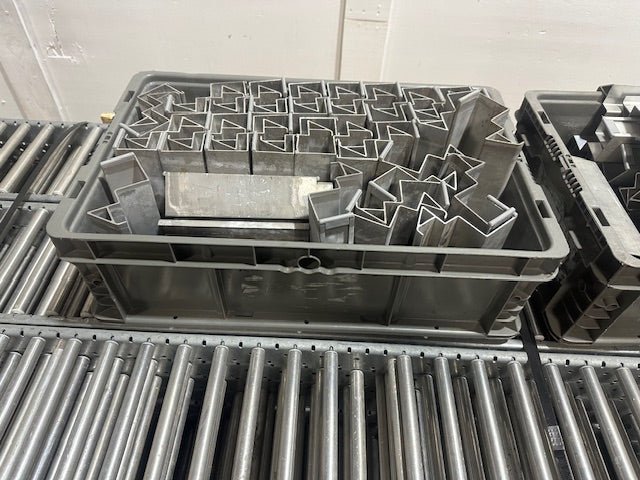 LOT OF 61*UNEX SPAN TRACK 9.5"x89"GRAVITY ROLLER FLOW RACK CONVEYOR W/63 ADAPTERS - Second Life - Equipment - collection_name