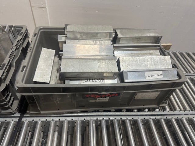 LOT OF 61*UNEX SPAN TRACK 9.5"x89"GRAVITY ROLLER FLOW RACK CONVEYOR W/63 ADAPTERS - Second Life - Equipment - collection_name