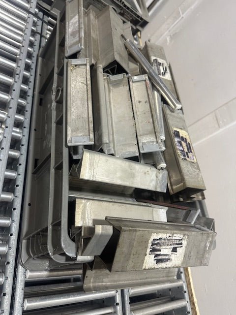 LOT OF 61*UNEX SPAN TRACK 9.5"x89"GRAVITY ROLLER FLOW RACK CONVEYOR W/63 ADAPTERS - Second Life - Equipment - collection_name