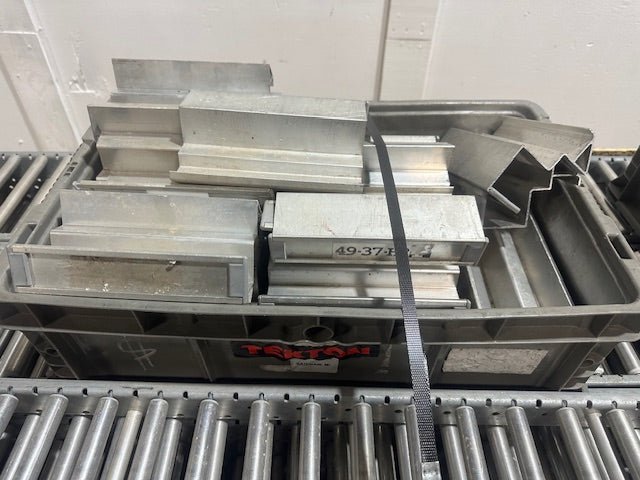 LOT OF 61*UNEX SPAN TRACK 9.5"x89"GRAVITY ROLLER FLOW RACK CONVEYOR W/63 ADAPTERS - Second Life - Equipment - collection_name