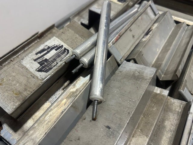 LOT OF 61*UNEX SPAN TRACK 9.5"x89"GRAVITY ROLLER FLOW RACK CONVEYOR W/63 ADAPTERS - Second Life - Equipment - collection_name
