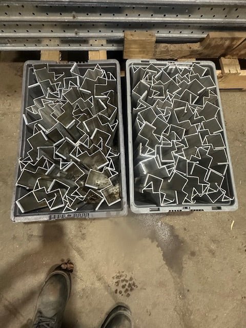LOT OF 82*UNEX SPAN TRACK 9.5"x90"GRAVITY ROLLER FLOW RACK CONVEYOR W/68 CONNECTION ADAPTERS - Second Life - Equipment - collection_name