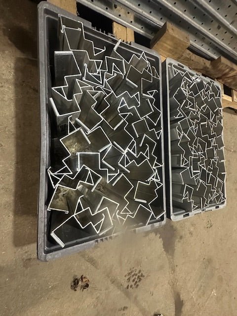 LOT OF 82*UNEX SPAN TRACK 9.5"x90"GRAVITY ROLLER FLOW RACK CONVEYOR W/68 CONNECTION ADAPTERS - Second Life - Equipment - collection_name