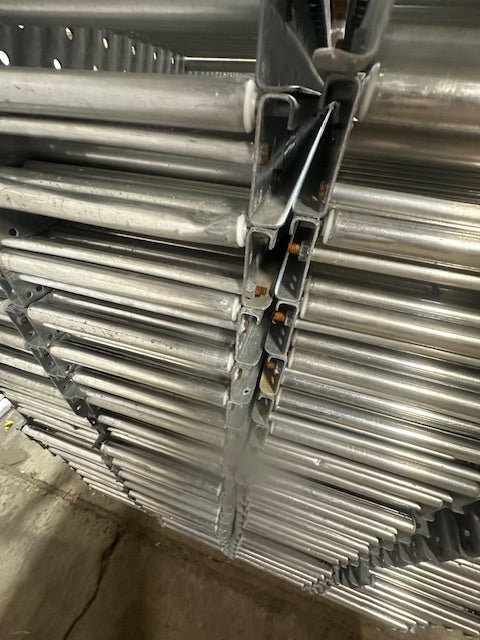 LOT OF 82*UNEX SPAN TRACK 9.5"x90"GRAVITY ROLLER FLOW RACK CONVEYOR W/68 CONNECTION ADAPTERS - Second Life - Equipment - collection_name