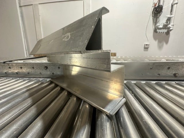 LOT OF 82*UNEX SPAN TRACK 9.5"x90"GRAVITY ROLLER FLOW RACK CONVEYOR W/68 CONNECTION ADAPTERS - Second Life - Equipment - collection_name