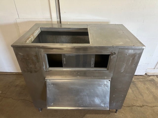 "MANITOWOC" H.D COMMERCIAL 53"H x 56"W x 39"D ICE BIN ON LEGS - Second Life - Equipment - collection_name