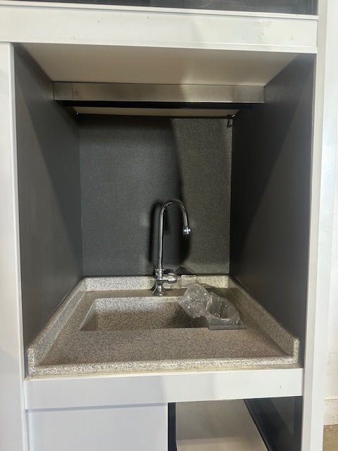 MARINELAND 8 TANK RETAIL AQUARIUM W/ BUILT IN PREP SINK BAGGING STATION - Second Life - Equipment - collection_name