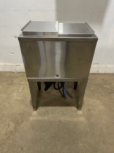 "McCANN 96 - 1100 - 8" 1522 FREESTANDING POST - MIX COLD PLATE/ICE BIN W/STAND, 60LBS - Second Life - Equipment - collection_name