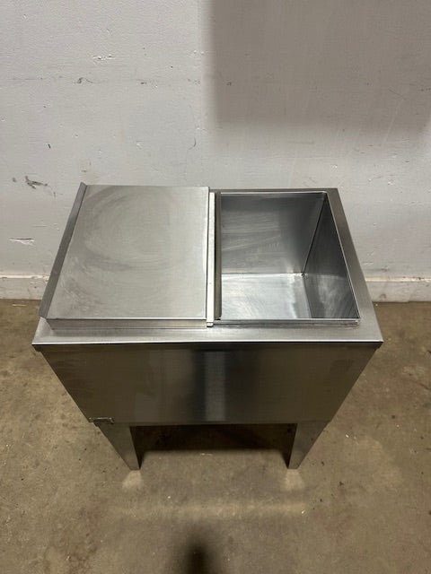 "McCANN 96 - 1100 - 8" 1522 FREESTANDING POST - MIX COLD PLATE/ICE BIN W/STAND, 60LBS - Second Life - Equipment - collection_name