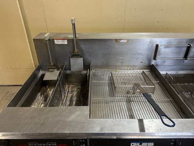 ***MECHANIC SPECIAL*** GILES HEAVY DUTY COMMERCIAL STAINLESS STEEL ELECTRIC FRYER WITH BASKETS AND SCOOP AUTOMATIC LIFT - Bargains R Ours - #collection_name#