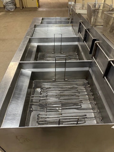 ***MECHANIC SPECIAL*** GILES HEAVY DUTY COMMERCIAL STAINLESS STEEL ELECTRIC FRYER WITH BASKETS AND SCOOP AUTOMATIC LIFT - Bargains R Ours - #collection_name#