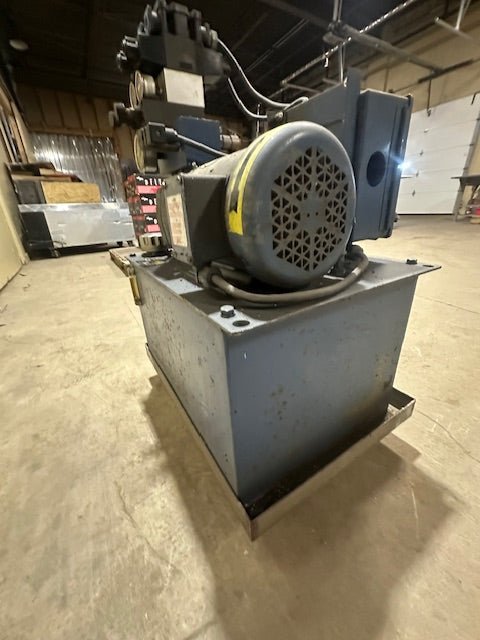 ***MECHANIC SPECIAL*** PARKER INDUSTRIES HYDRO POWER PUMP UNIT 14 GALLON TANK, BREAKER BOX MOTOR PUMP & FUEL TANK ON METAL ROLLING CART - Bargains R Ours - #collection_name#