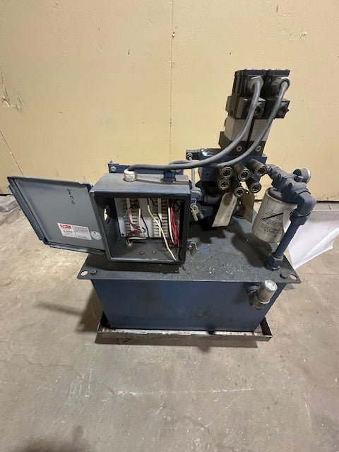 ***MECHANIC SPECIAL*** PARKER INDUSTRIES HYDRO POWER PUMP UNIT 14 GALLON TANK, BREAKER BOX MOTOR PUMP & FUEL TANK ON METAL ROLLING CART - Bargains R Ours - #collection_name#