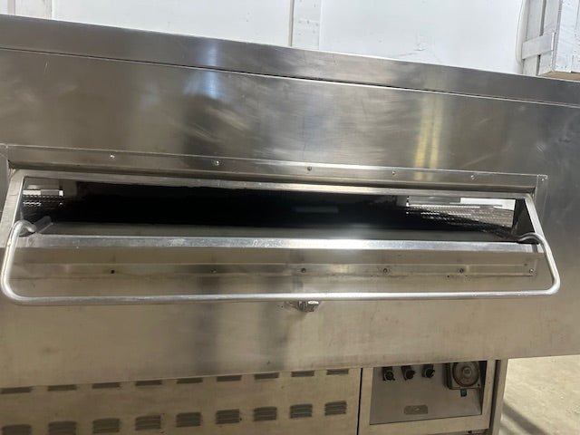 MIDDLEBY MARSHALL NATURAL GAS PIZZA OVEN WITH CONVEYOR ON CASTERS - Second Life - Equipment - collection_name