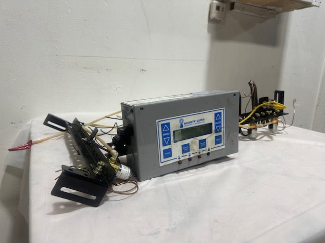 "MIGHTY LUBE MODEL 9517L" SYSTEMATIC LUBRIACTION CONTROL, OVERHEAD LUBRICATOR - Second Life - Equipment - collection_name