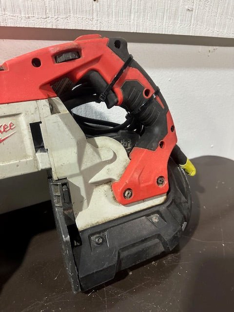 "MILWAUKEE 6332 - 20"120V DEEP CUT BAND SAW - ADJUSTABLE SPEED - Second Life - Equipment - collection_name