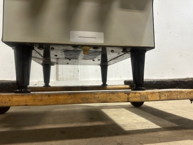 "NESTLE V - CAFE" COMMERCIAL COFFEE/COLD BEVERAGES DISPENSER ON LEGS, 110 - 230V - Second Life - Equipment - collection_name